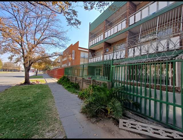 2 BEDROOM FLAT FOR SALE IN VEREENIGING CENTRAL